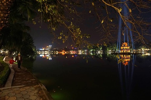 Hanoi recibe el Tet con flores y luces brillantes  - ảnh 7