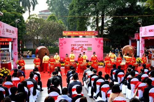 Hanoi inaugura Calle de libros del Año Nuevo Lunar del 2016 - ảnh 1