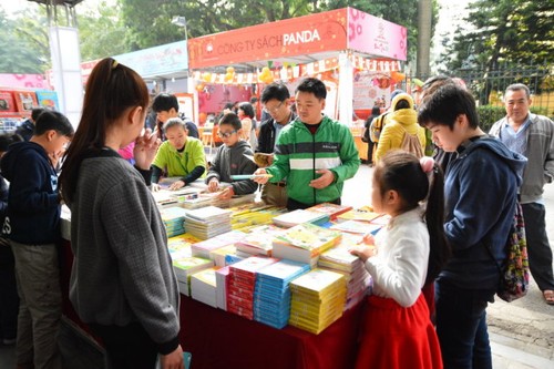 Hanoi inaugura Calle de libros del Año Nuevo Lunar del 2016 - ảnh 2