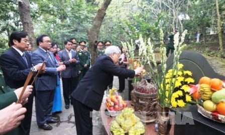 Dirigente partidista rinde homenaje al Presidente Ho Chi Minh en zona de reliquia  - ảnh 1