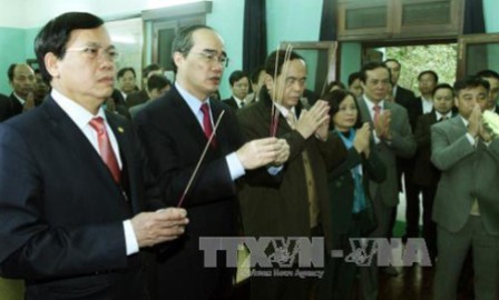 Jefe del Frente de la Patria honra al presidente Ho Chi Minh - ảnh 1