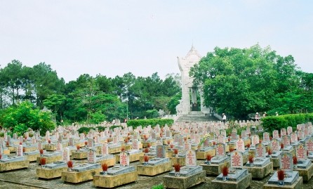 Miles visitantes expresan gratitud a los mártires vietnamitas en Quang Tri - ảnh 1
