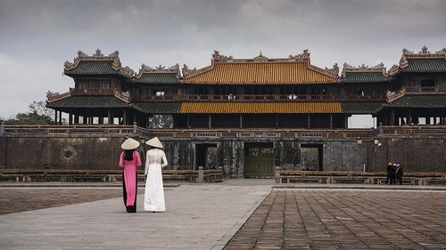 Inconfundible belleza de Ao Dai, vestido tradicional de mujeres vietnamitas  - ảnh 4