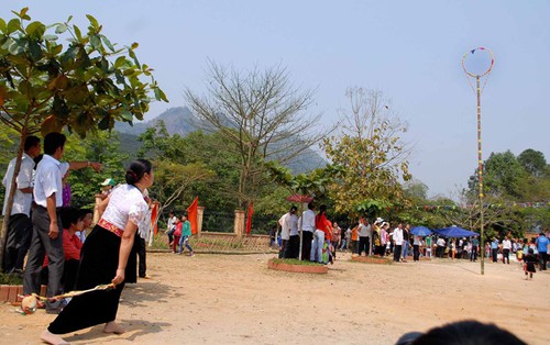 Lanzamiento del “con”, juego popular en festejos tradicionales de los Thai - ảnh 1