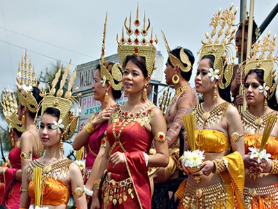 El encanto especial del atuendo tradicional de los jemeres en Vietnam - ảnh 2