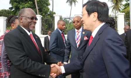 Gira del presidente Truong Tan Sang: nuevos hitos en relaciones Vietnam-Tanzania, Mozambique e Irán - ảnh 2