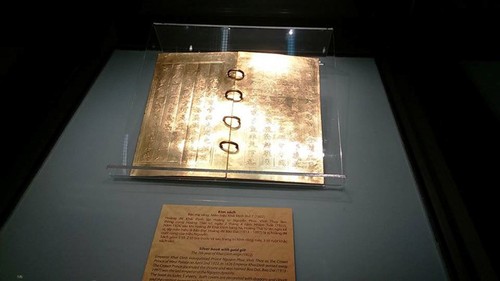 Abierta exposición de libros dorados de la última dinastía vietnamita - ảnh 1