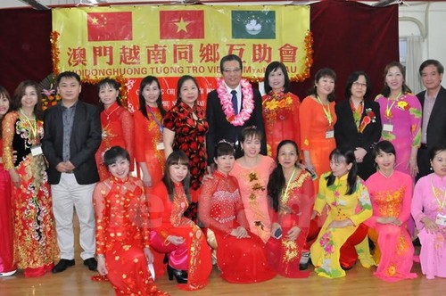 Embajador vietnamita en China se reúne con la comunidad nacional en Macao - ảnh 1