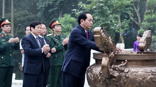 Nuevo presidente de Vietnam rinde tributo al extinto líder Ho Chi Minh - ảnh 1