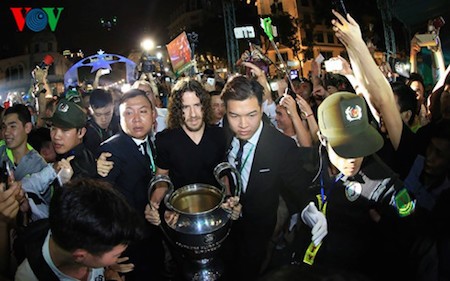 Carles Puyol introduce la copa de Liga de Campeones al público vietnamita  - ảnh 1