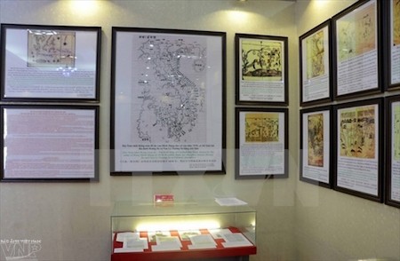 Inaugurada en Hoa Binh exposición sobre las islas vietnamitas de Hoang Sa y Truong Sa  - ảnh 1