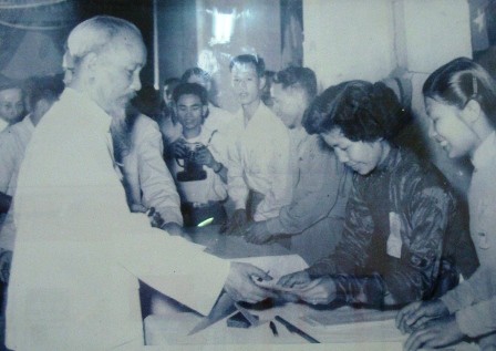 En Hanoi exposición sobre Presidente Ho Chi Minh en primeras elecciones generales - ảnh 1