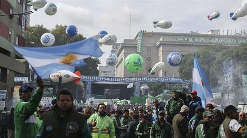 Sindicatos argentinos marchan en protesta contra nuevas políticas económicas  - ảnh 1