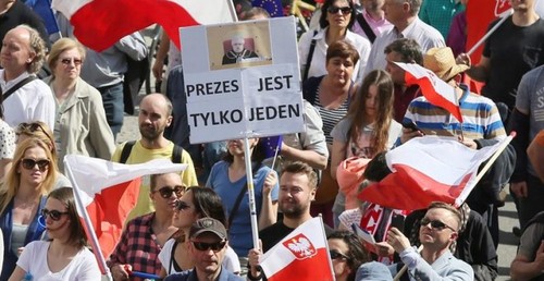 Oposición protagoniza la mayor manifestación desde 1989 en Polonia - ảnh 1