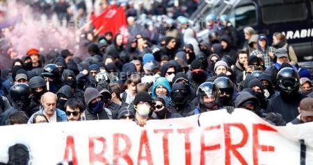 Manifestantes chocan con policía italiana en protesta contra valla fronteriza de Austria - ảnh 1