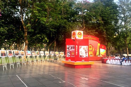 Inauguran en Hanoi exposición de fotos “El Festejo del pueblo”  - ảnh 1