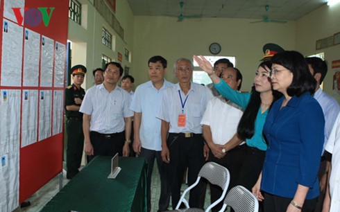 Dirigentes vietnamitas continúan visitas de supervisión para la jornada electoral legislativa  - ảnh 1