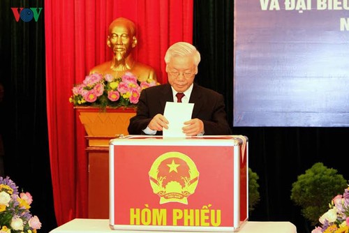 Millones de vietnamitas acuden a las urnas en total seguridad - ảnh 1