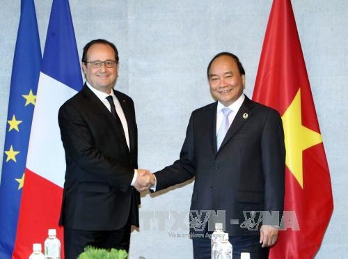 Primer ministro de Vietnam conversa con líderes de países participantes al margen de Cumbre del G7 - ảnh 1