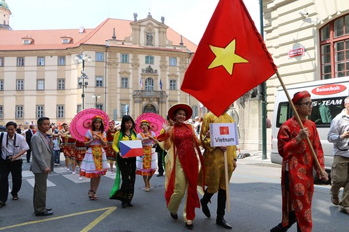 Cultura vietnamita resalta en Festival de los grupos minoritarios de República Checa - ảnh 1