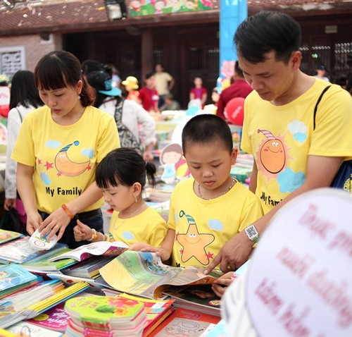 Animado mercado de libros para niños en Vietnam - ảnh 1