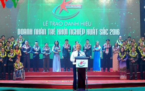 Honran a 100 empresarios emprendedores jóvenes de Vietnam - ảnh 1