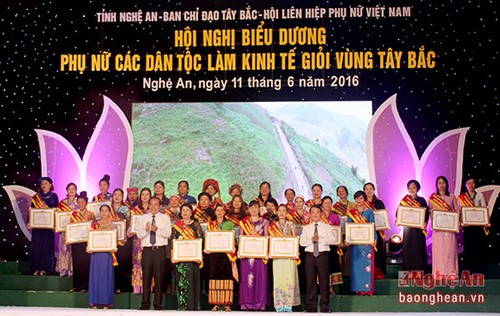 Reconocen en Vietnam a mujeres étnicas con sobresalientes logros económicos - ảnh 1