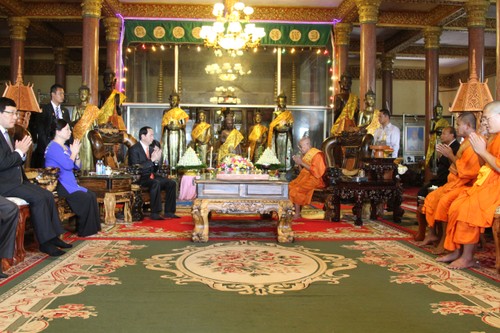 Presidente vietnamita se reúne con dignatarios budistas de Camboya  - ảnh 1