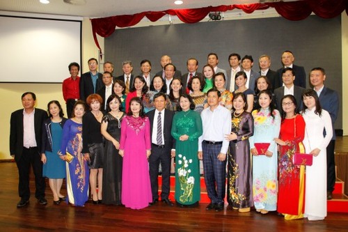Comunidad vietnamita se integra activamente en la sociedad checa - ảnh 1