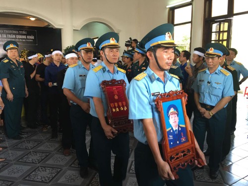 Efectúan funeral con honores militares de Tran Quang Khai, piloto de avión desaparecido - ảnh 1