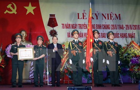 Conmemoran en Hanoi Día de las tropas de Artillería - ảnh 1