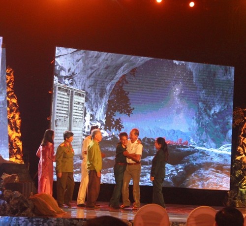 Quang Binh rinde homenaje a oficiales y soldados caídos en cueva de Len Ha - ảnh 1