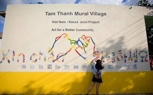 Primera aldea con pintura mural de Vietnam atrae a jóvenes - ảnh 1