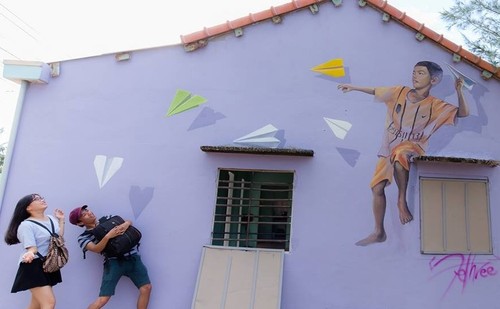 Primera aldea con pintura mural de Vietnam atrae a jóvenes - ảnh 7