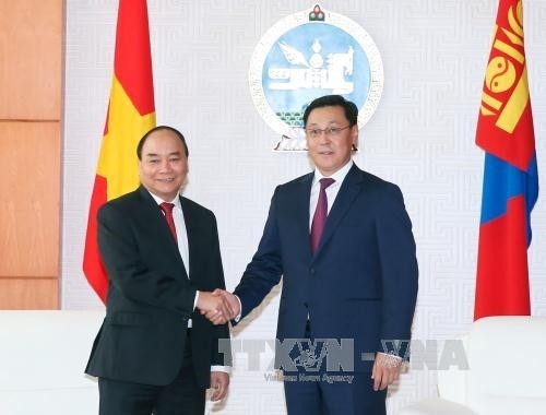 Primer ministro de Vietnam conversa con jefe del gobierno mongol - ảnh 1