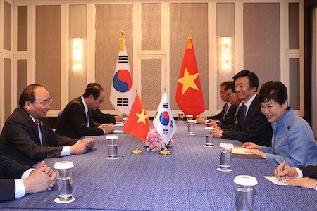 Premier vietnamita se reúne con líderes internacionales al margen de ASEM 11 - ảnh 1