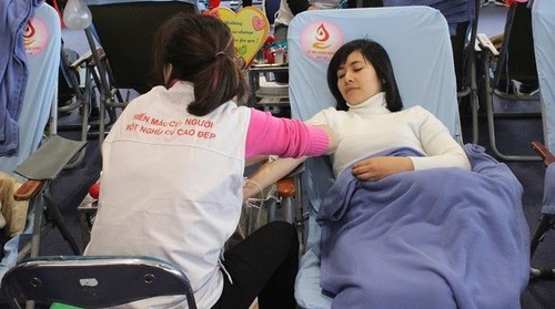 Más de 2 mil personas donan sangre en Nha Trang - ảnh 1