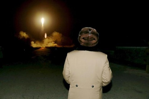 Corea del Norte lanza tres nuevos misiles balísticos hacia el mar de Japón - ảnh 1