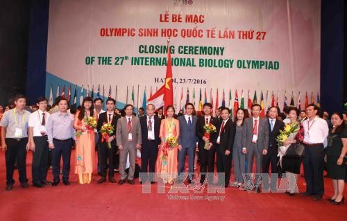 Galardonados los estudiantes vietnamitas en XXVII Olimpiada Internacional de Biología  - ảnh 1