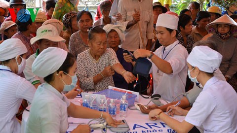 Pobladores humildes de Ha Tinh beneficiados de exámenes de salud gratuitos - ảnh 1