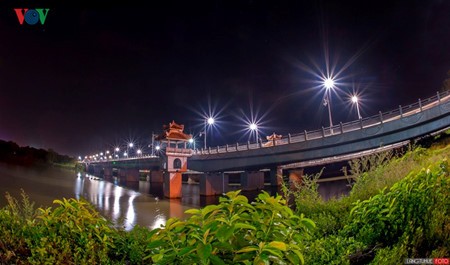Belleza excepcional de la antigua capital Hue por la noche - ảnh 1