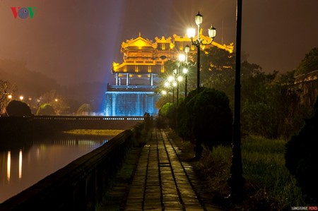 Belleza excepcional de la antigua capital Hue por la noche - ảnh 6