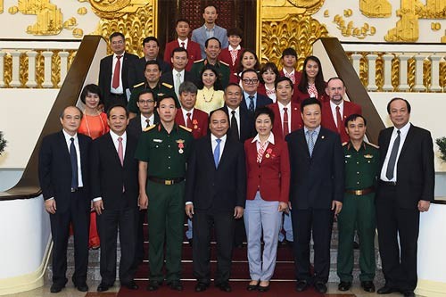 Condecoran con la Orden del Trabajo al ganador vietnamita de oro olímpico en tiro - ảnh 1