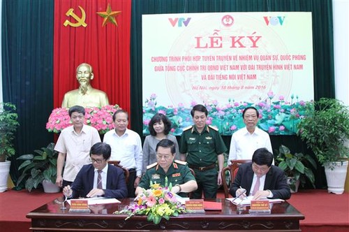Firman un programa de colaboración en divulgación sobre misiones de defensa nacional de Vietnam - ảnh 1