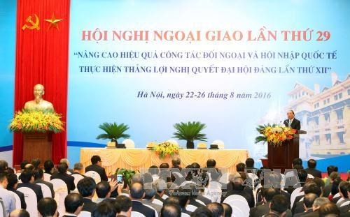 Urgen a los diplomáticos vietnamitas a contribuir más al desarrollo nacional - ảnh 1