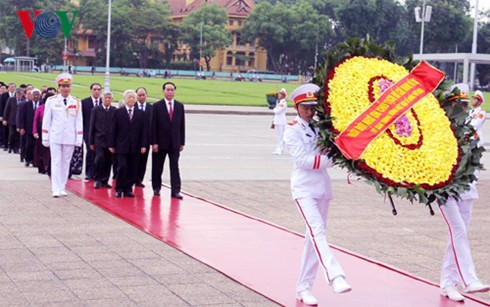 Máximos líderes de Vietnam visitan mausoleo del presidente Ho Chi Minh en ocasión del Día Nacional - ảnh 1