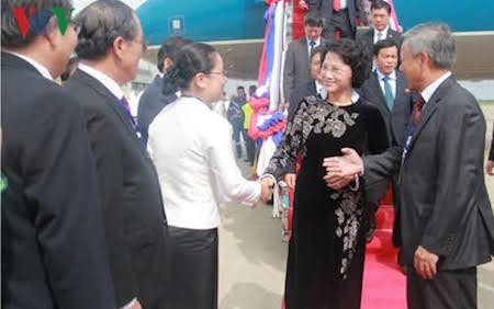Jefa del Parlamento de Vietnam visita Laos  - ảnh 1