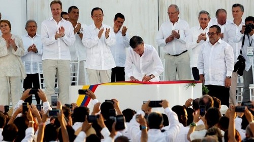  Gobierno colombiano y FARC firman histórico acuerdo de paz - ảnh 1