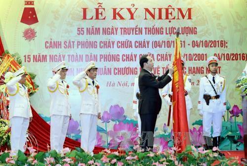 Presidente de Vietnam asiste al 55 aniversario de las Fuerzas de Bomberos de la Policía Nacional - ảnh 1
