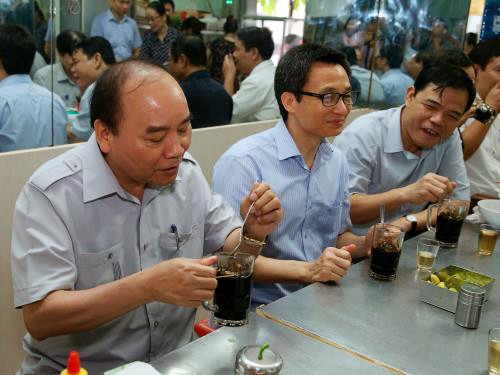 Primer ministro de Vietnam supervisa higiene e inocuidad de alimentos en Ciudad Ho Chi Minh  - ảnh 1